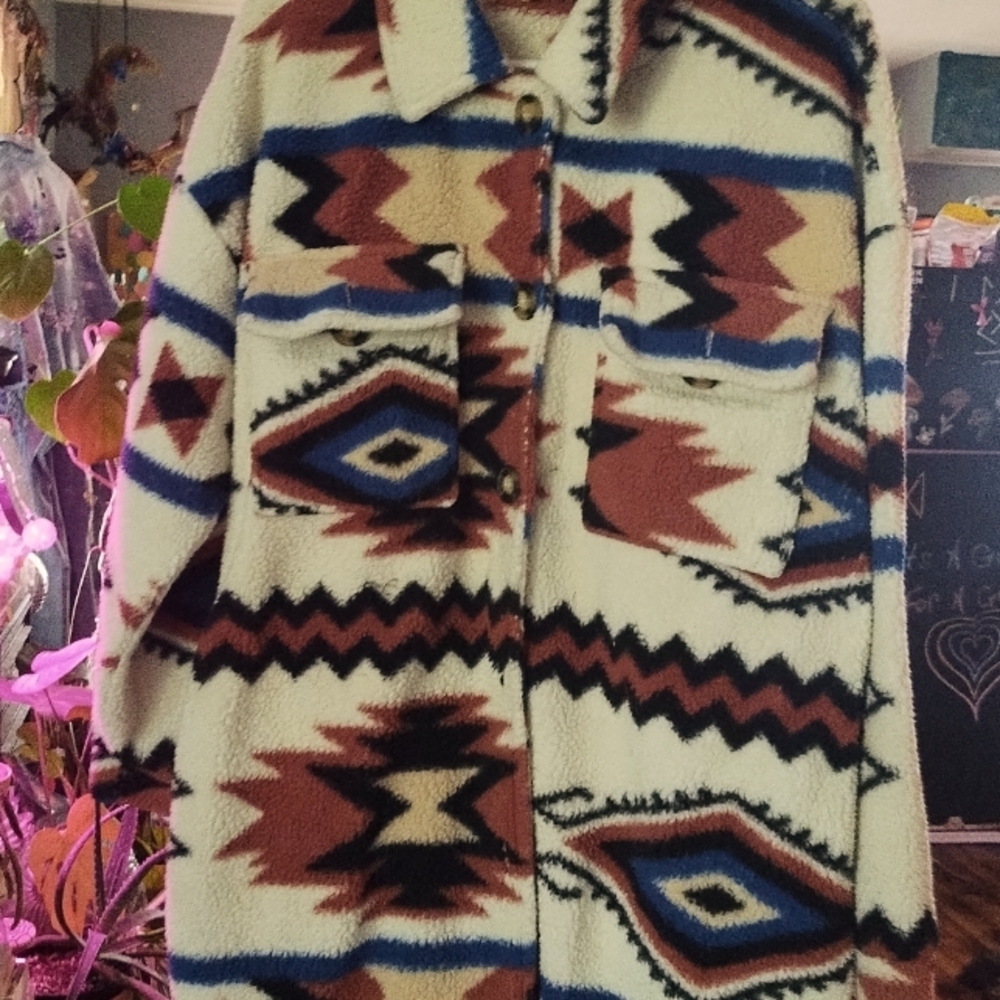 Size L Sherpa jacket Aztec print, has pockets.